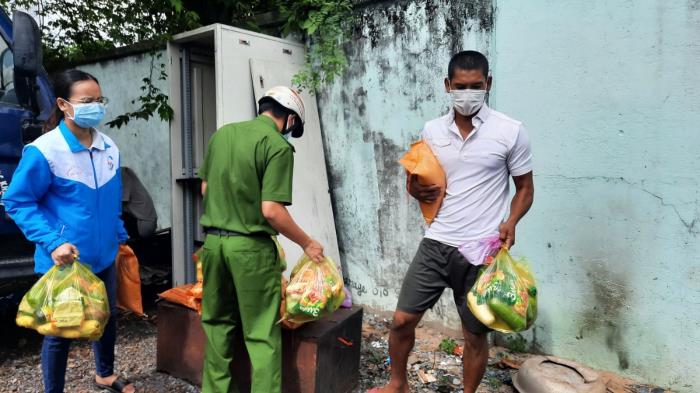 Trao quà đến người dân ở P.Phước Long A, P.Long Phước (ngày 17/09/2021)